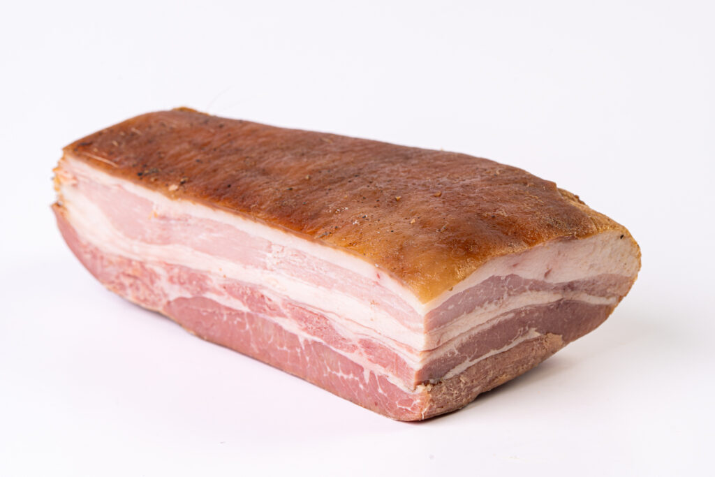 Panceta de cerdo desgrasada, salada, cocida y ahumada en trozos