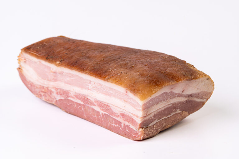 Panceta de cerdo desgrasada, salada, cocida y ahumada en trozos